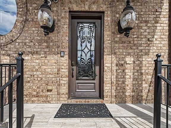 3rd image of 629 Boulevard NE