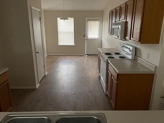 5th image of 207 Decker Dr
