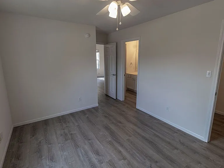 3310 E Saint Charles Rd — Photo 12