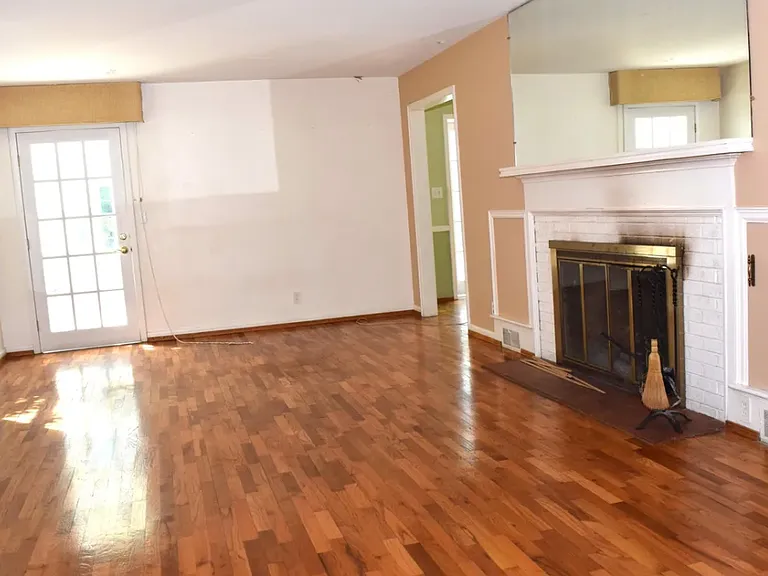 2387 Huron Hill Dr — Photo 4