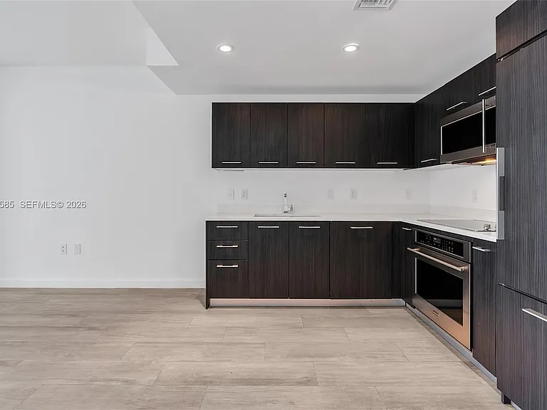 45 SW 9th St #3502 — Photo 3