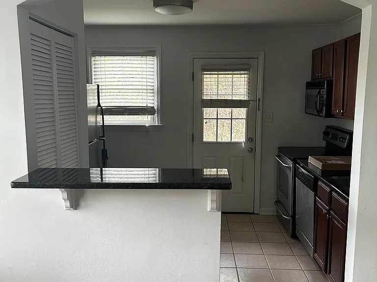 2318 Bernard St — Photo 5