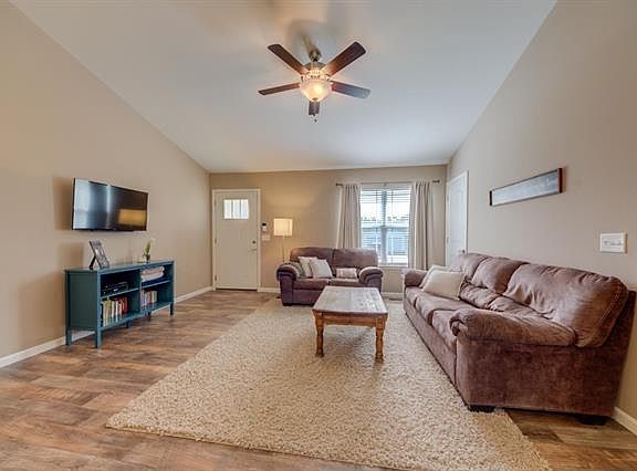 3rd image of 156 Cuivre River Dr