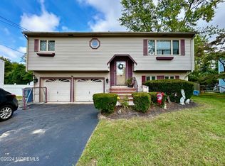 6 Brooklawn Dr, Hazlet, NJ 07730