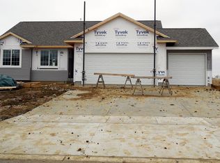 6421 Prairie Sage Dr SW, Cedar Rapids, IA 52404