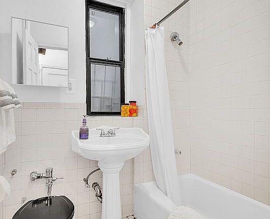 5th image of 24 Bennett Ave APT 4A