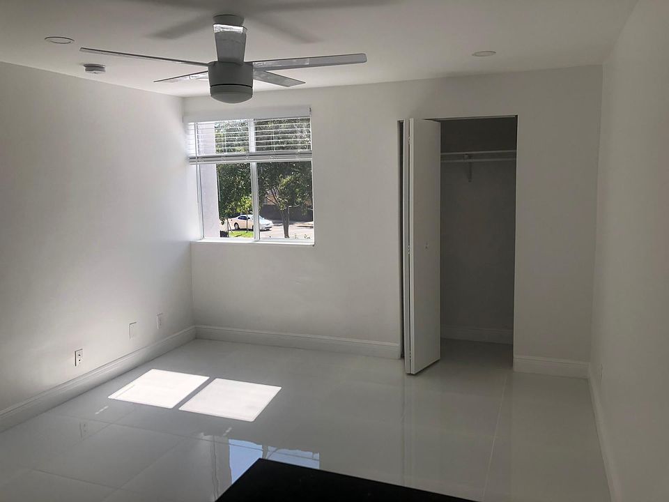 2nd image of 2890 Virginia St #223