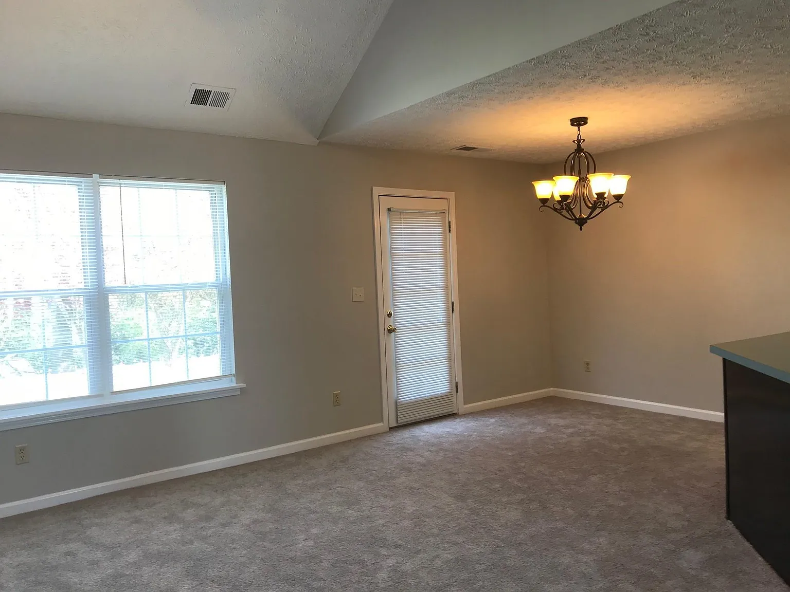 3 bed, 1150 sqft, $1,700 — Photo 2