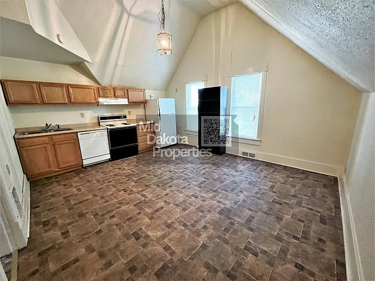 915 W 4th Ave — Photo 3