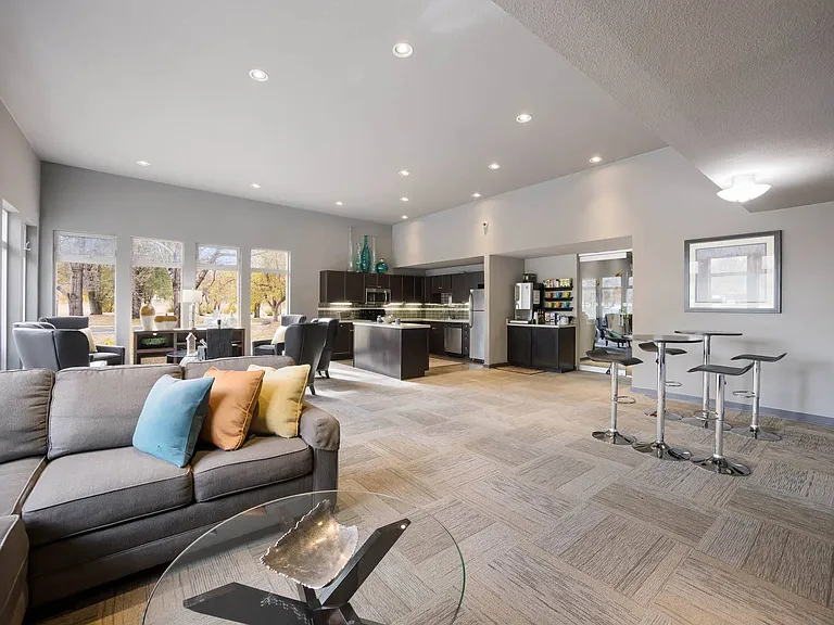 Woodland Hills Apartments — Photo 31