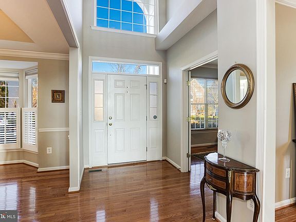 4th image of 729 Vermillion Dr NE