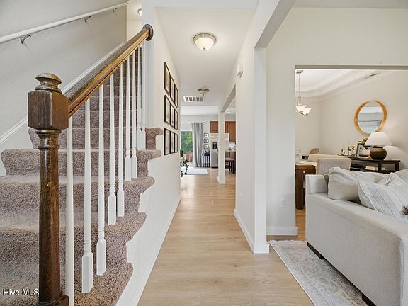 5th image of 121 Laurel Woods Boulevard