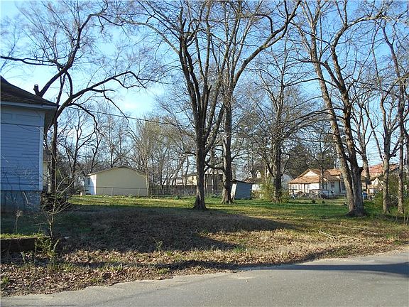 3rd image of 411 Campbell St