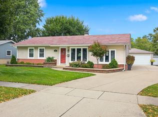 382 Maple Ln, Elk Grove Village, IL 60007