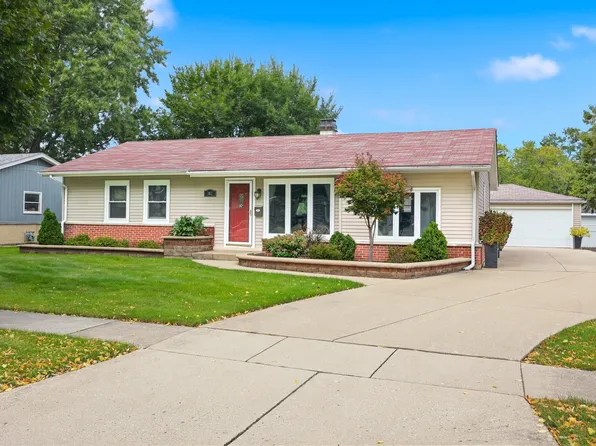 382 Maple Ln, Elk Grove Village, IL 60007