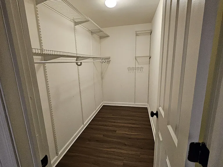 En-suite walk-in closet