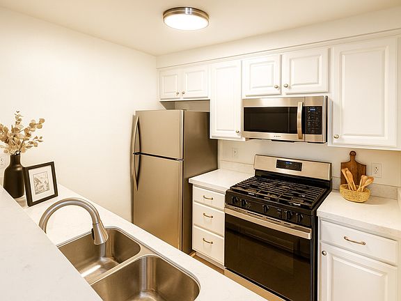 4th image of 4248 Whitsett Ave APT 203