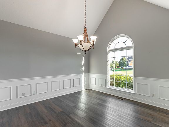 4th image of 375 Champagne Cir