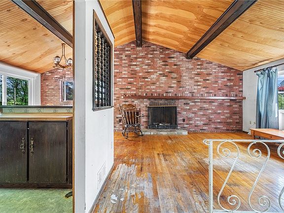 4th image of 105 Louisa Ct