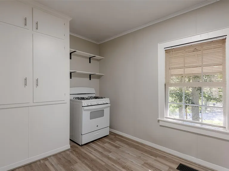 811 Sam Houston Ave #A — Photo 9