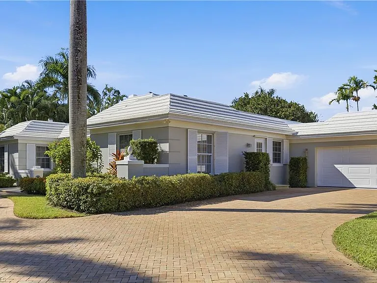 2700 Lantern Ln — Photo 3