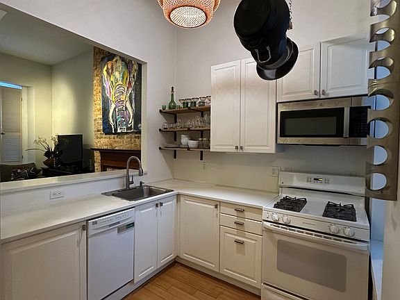 2nd image of 602 Lockhart St #5