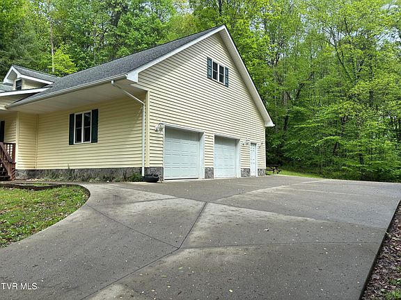 3rd image of 969 Laurelwood Ln