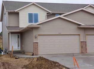 1827 Rosehill Dr SW, Cedar Rapids, IA 52404