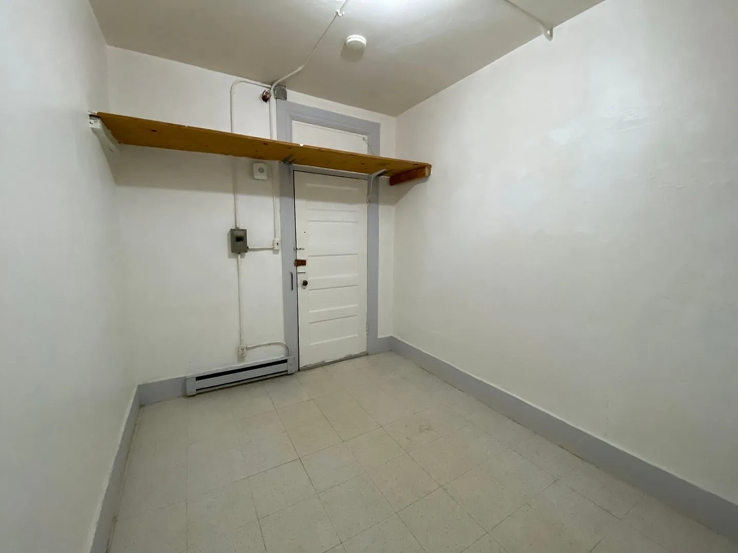Private SRO Room in the Heart of Chinatown — Photo 2