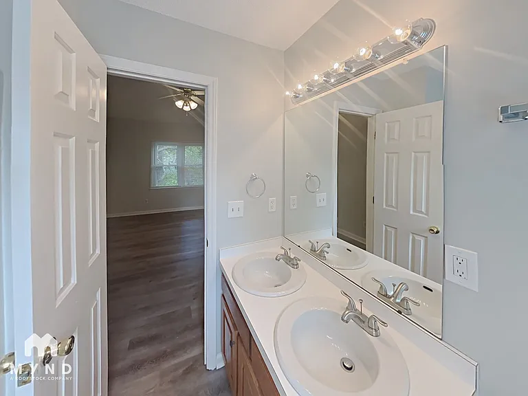 2200 Long And Winding Rd — Photo 12