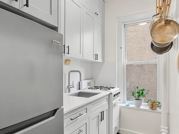 140 East 95th Street 2E image 3 of 6