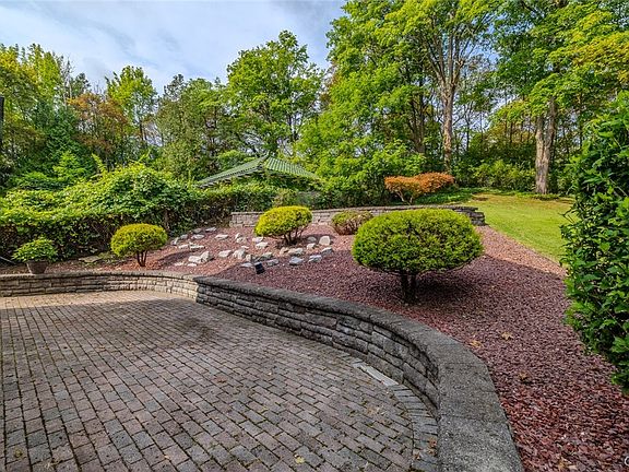 4th image of 256 Shotwell Park