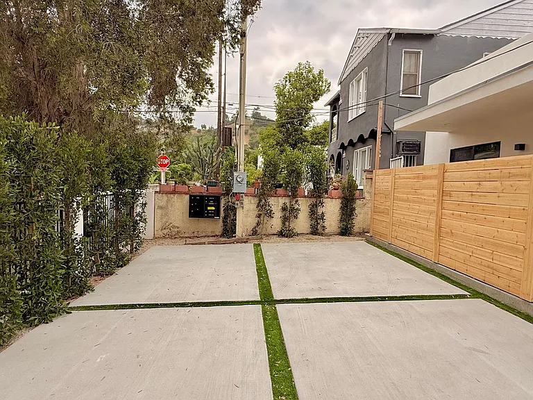 2705 Benedict St — Photo 2