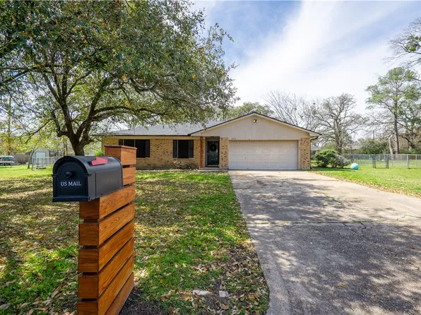 2900 River Oaks Cir, Bryan, TX 77802