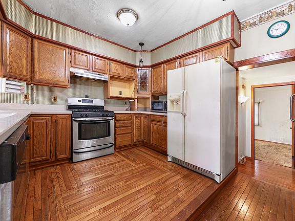 3rd image of 299 E Lincoln St