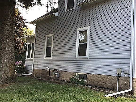 3rd image of 107 W Railroad St