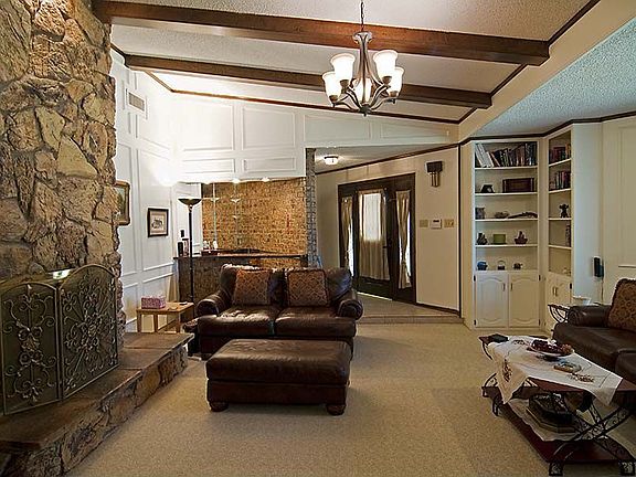 3rd image of 2440 Briarcliff Dr