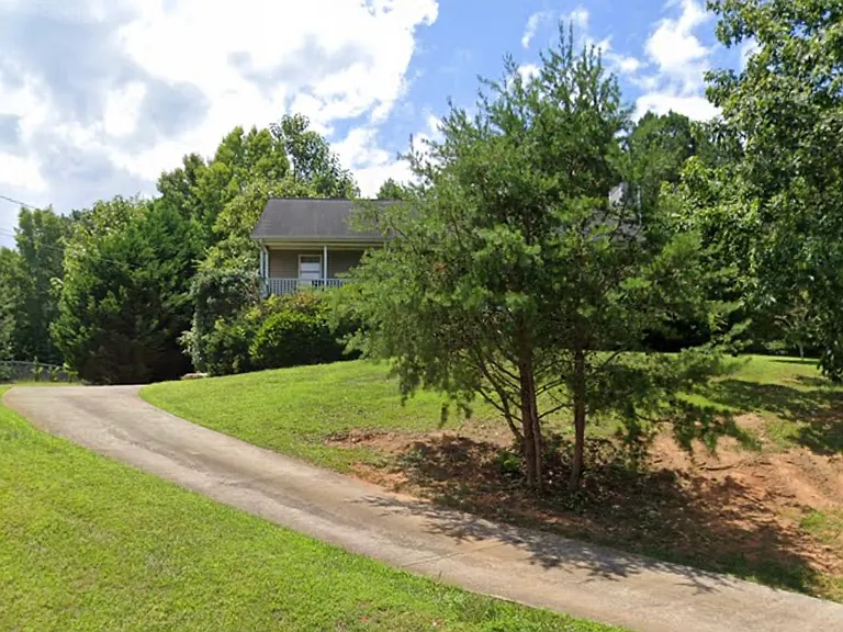 343 Hobson Dr — Photo 2