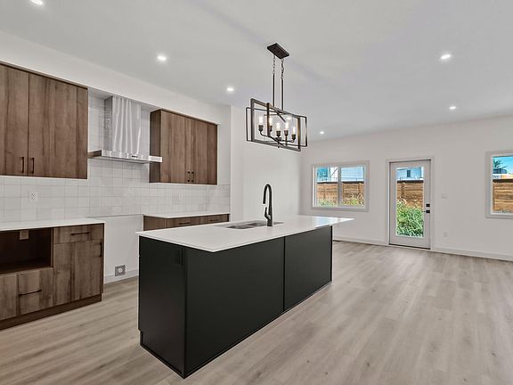 3rd image of 144 Royal St