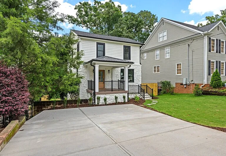 28 Douglas Dr — Photo 2