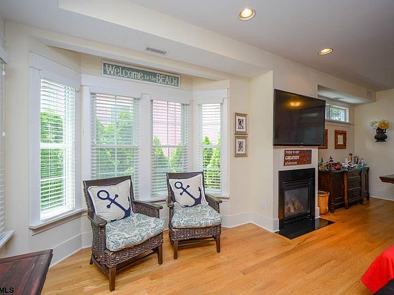 3rd image of 328 Wesley Ave #1