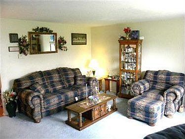 4th image of 872 Roberts St