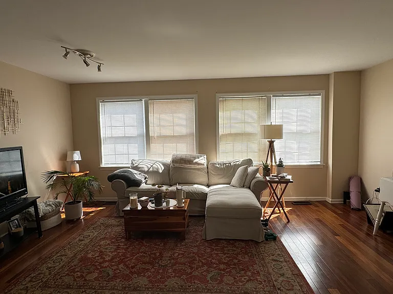 28 Woodbury Ave #4 — Photo 5