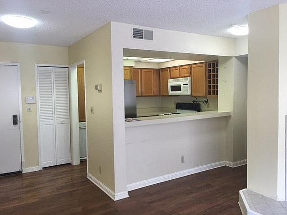 4th image of 825 La Playa St APT 123