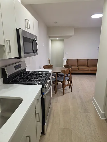 111 Howe St Photo 1
