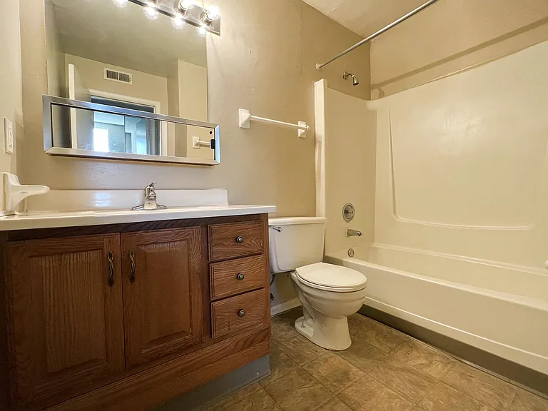 Crown Ridge Apartments — Photo 32