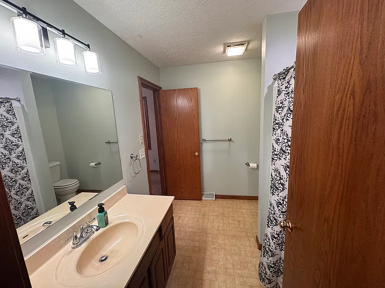 Master Bathroom - Main Level