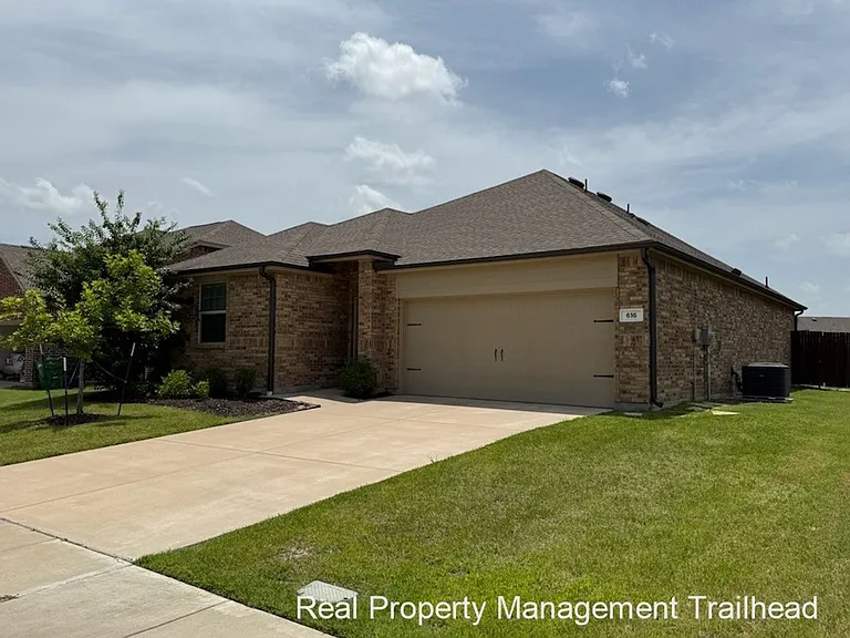 616 Fitzroy Ln — Photo 2