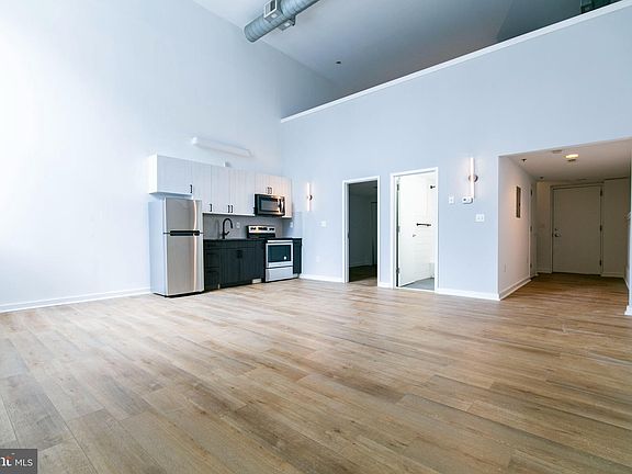 4th image of 109 W Wildey St #207