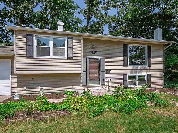 2nd image of 116 Parkwood Ln
